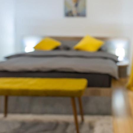 Luxury 2 Bedroom Holiday Apartment Piteşti Buitenkant foto