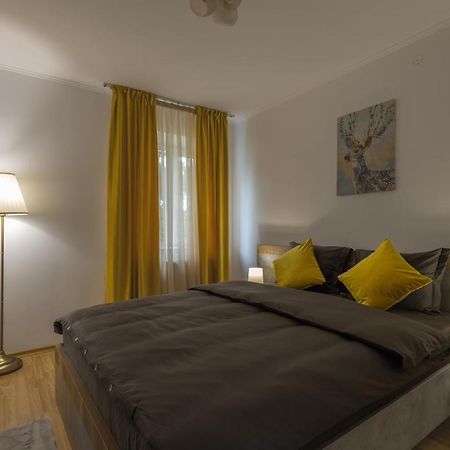 Luxury 2 Bedroom Holiday Apartment Piteşti Buitenkant foto