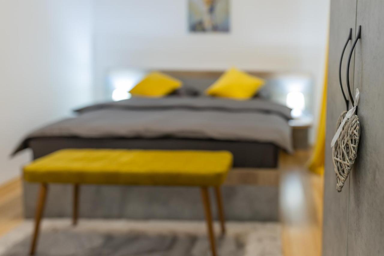 Luxury 2 Bedroom Holiday Apartment Piteşti Buitenkant foto